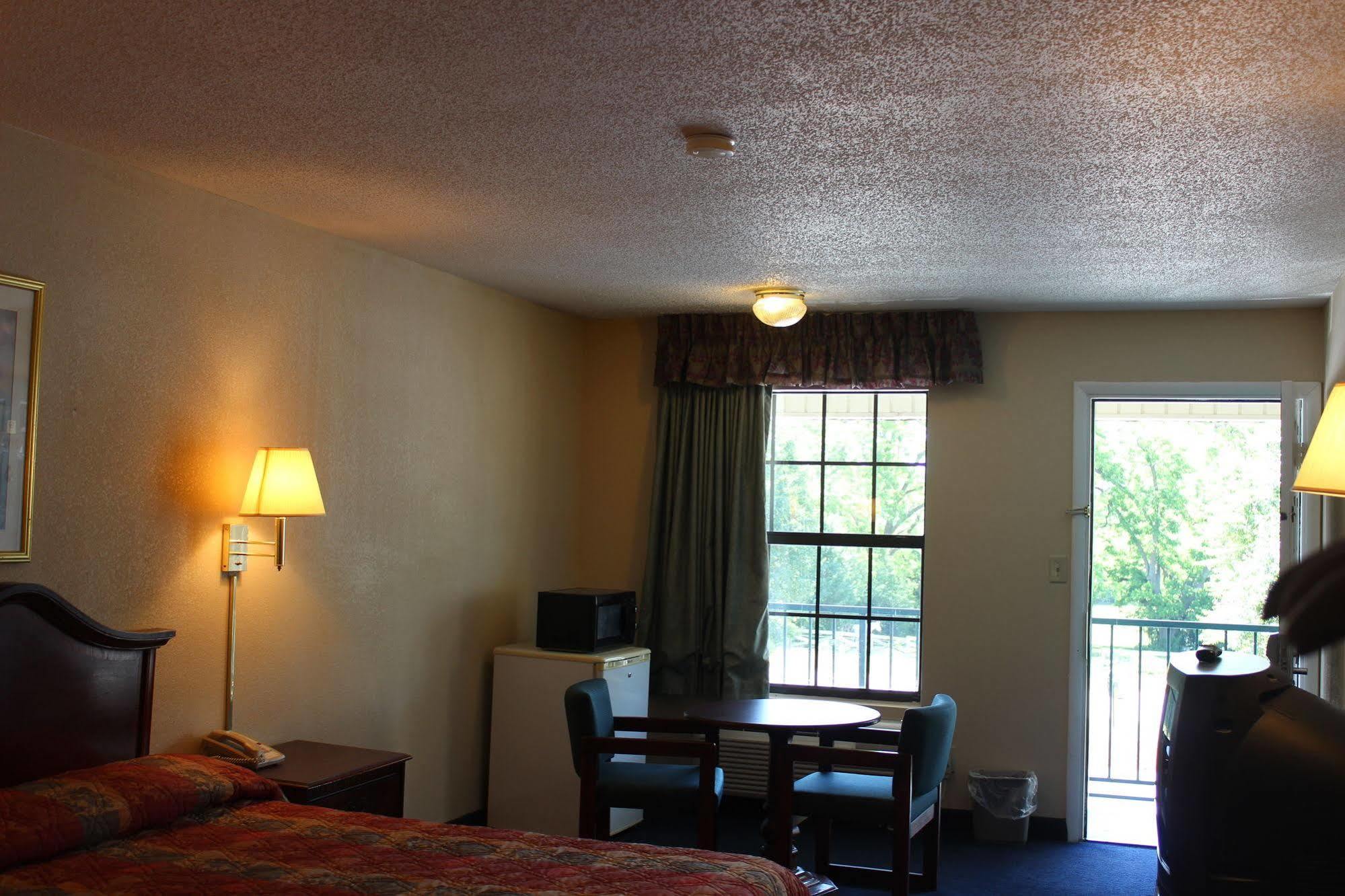 Deer Acres Inn Монро Екстериор снимка